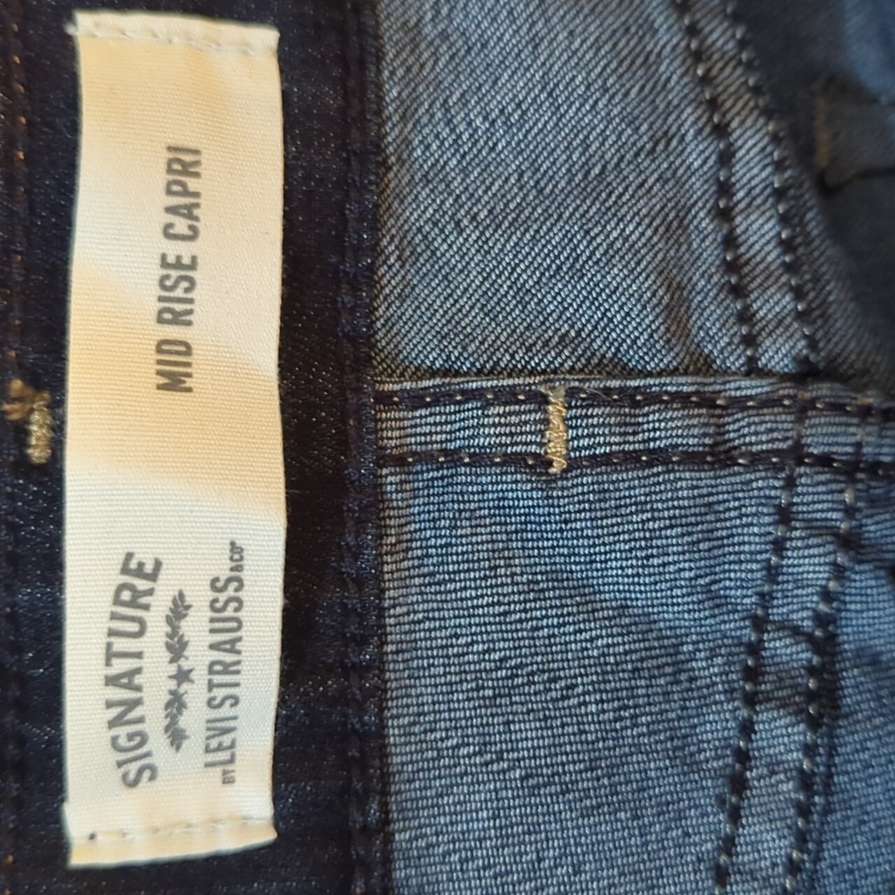 Levi's Signature Mid Rise Capris - Picture 6 of 7